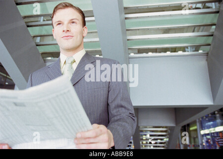 Businessman waiting in airport lounge Banque D'Images