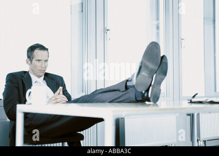 Businessman relaxing in office Banque D'Images