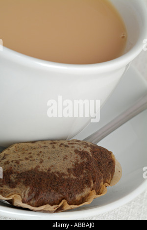 Abstract Close Up d'une tasse de thé avec un sachet de thé dans la soucoupe Banque D'Images