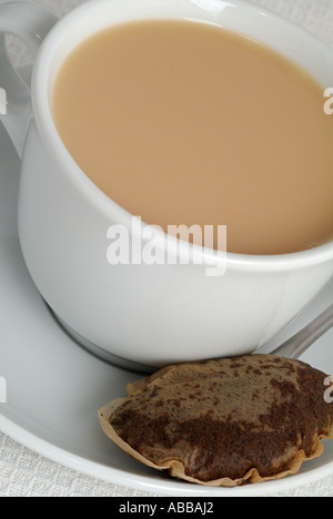 Tasse de thé avec un sachet de thé dans la soucoupe Banque D'Images