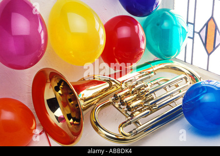 Tuba dans la fenêtre avec des ballons Banque D'Images