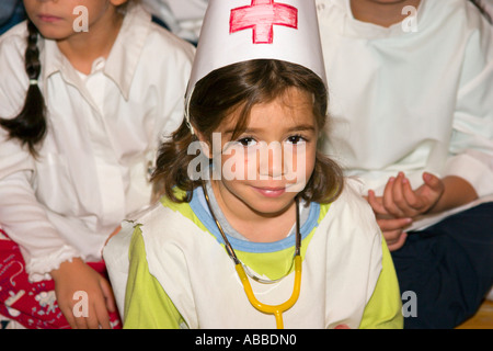 Jeune écolière habillé en costume d'infirmière Banque D'Images