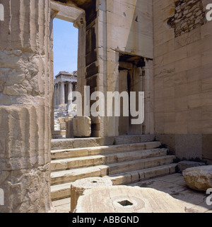 Un coin du Parthénon sur l'Acropole vue par une porte et les étapes de l'Propylaca Athènes Grèce Banque D'Images