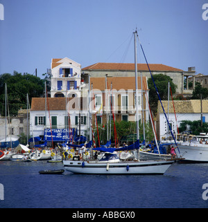 Cabine du capitaine et le café du port de yacht avec équipage à bord et devant l'île de Céphalonie Fiscardo Grèce îles Grecques Banque D'Images