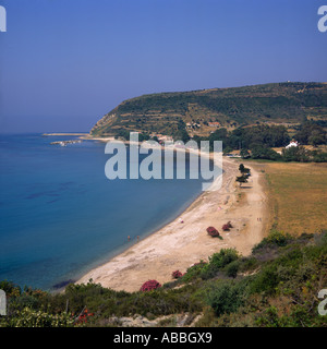 Bay avec quelques chaises longues et les personnes de plus d'arbustes en premier plan Kato Katelios l'île de Céphalonie en Grèce îles Grecques Banque D'Images