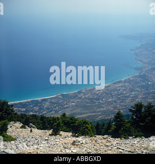 Vue aérienne du mont Enos sur les pentes rocheuses et bordée d'arbres à Céphalonie Baie Lourda Les îles Ioniennes îles grecques Grèce Banque D'Images