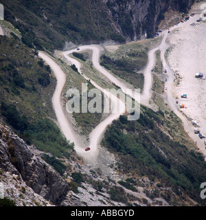 Sur route sinueuse avec une voiture sur les cheveux broches bend à plage de l'île de Céphalonie Mirtos les îles grecques Grèce Banque D'Images