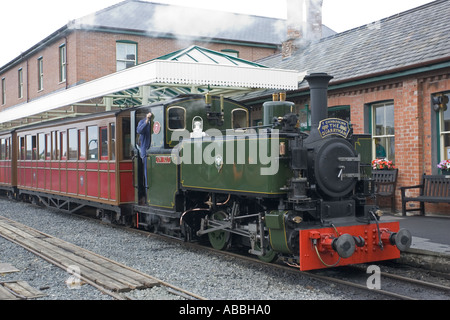 Le train à Tywyn Quarryman Talyllyn Station de chemin de fer à voie étroite au nord du Pays de Galles UK Banque D'Images