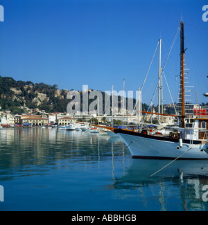 La ville de Zakynthos port avec bateaux et yachts amarrés et Vohali la colline sur l'île de Zakynthos Les îles Ioniennes îles grecques Grèce Banque D'Images