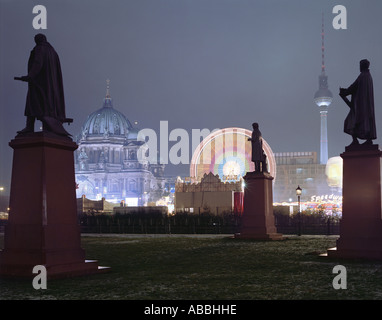 Berlin Mitte avec Berliner Dom et tour de télévision pendant la période de Noël, de l'Allemagne 2006 Banque D'Images