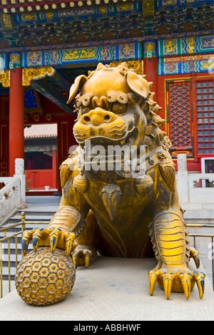 Statue de lion doré dans la Cité Interdite Pékin Chine JMH1438 Banque D'Images