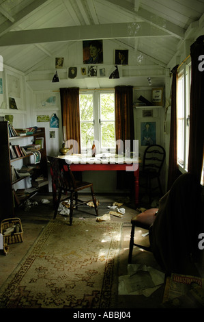 Vue de l'intérieur de l'abri de l'écriture utilisée par Dylan Thomas à Laugharne Carmarthenshire Galles du Sud Banque D'Images