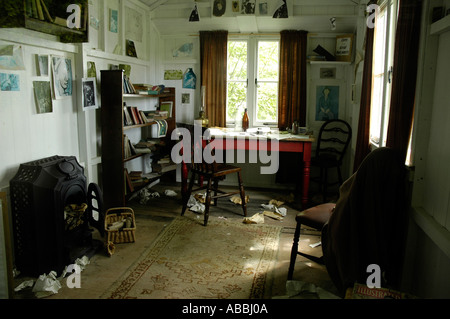 Vue de l'intérieur de l'abri de l'écriture utilisée par Dylan Thomas à Laugharne Carmarthenshire Galles du Sud Banque D'Images