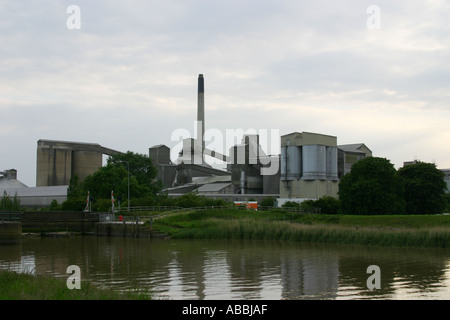 Usine de ciment sur la rive sud de la rivière Humber à l'aide de Ferriby Lincolnshire du Nord le calcaire Banque D'Images