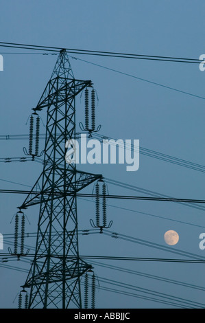 Lune derrière un pylône d'électricité dans le Leicestershire, UK Banque D'Images