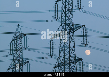 Pleine lune derrière electricty pylônes, Radcliffe sur soar, Dorset, UK Banque D'Images