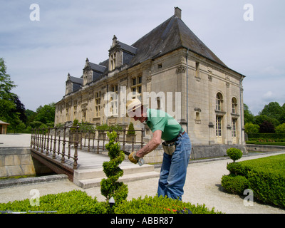 Travail jardinier dans le jardin de la renaissance chateau à Joinville construit par Claude de Lorraine Champagne France Banque D'Images