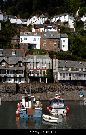 Les bateaux de pêche amarrés dans le vieux port de galets au pittoresque village de pêcheurs de Clovelly sur la côte nord du Devon Banque D'Images