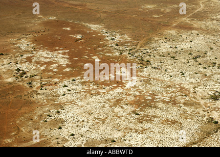 Volant au-dessus de Mines d'Opale en falaises blanches dans l'Outback australien [1], EN IN Banque D'Images