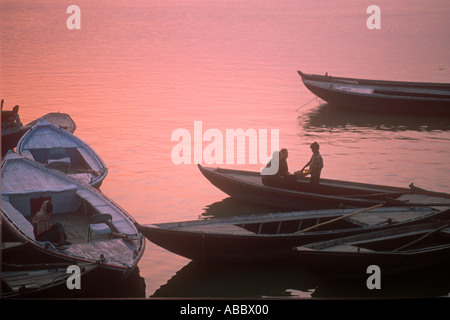 CMP70355 petits bateaux en bois à fleuve ganges dans la plus ancienne ville indienne Banaras maintenant Varanasi dans l'Uttar Pradesh en Inde Banque D'Images