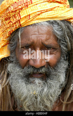 Sadhu Portrait saint homme turban jaune portant des cheveux longs et barbe complète Jaisalmer Rajasthan Inde Banque D'Images