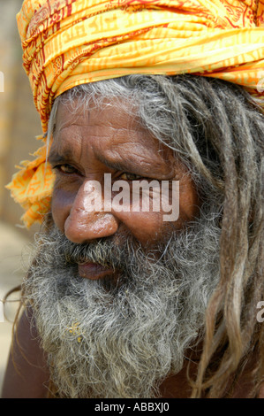 Sadhu Portrait saint homme turban jaune portant des cheveux longs et barbe complète Jaisalmer Rajasthan Inde Banque D'Images