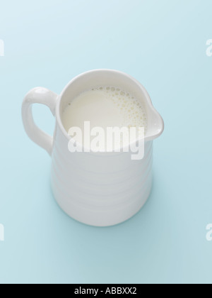 Pichet de lait sur fond bleu pâle - haut de gamme 61mo inage numérique Hasselblad Banque D'Images