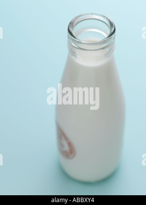 Bouteille de lait sur fond bleu pâle - haut de gamme image numérique Hasselblad 61Mo Banque D'Images