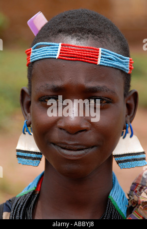 Garçon portrait des gens avec Banna collier coloré décoration tête et l'oreille sur le marché de l'Éthiopie Keyafer Banque D'Images