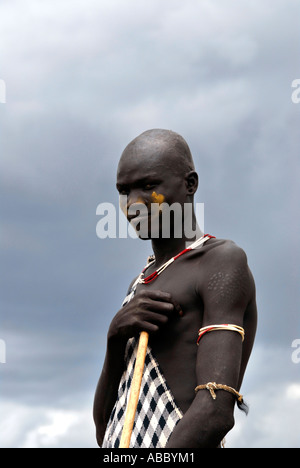 Portrait man du peuple Mursi portant une cape noir et blanc l'Ethiopie Banque D'Images