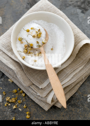 Sels de bain naturels avec des fleurs de camomille séchées - haut de gamme image numérique Hasselblad 61Mo Banque D'Images