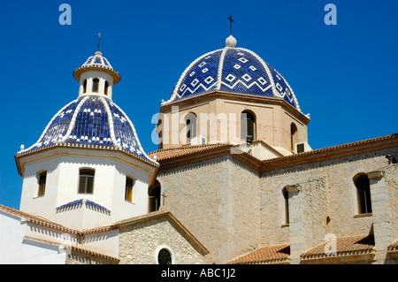 La coupole bleue de l'église Virgen del Consuelo avec carreaux azulejos typiques, Altea, Costa Blanca, Espagne Banque D'Images