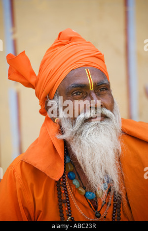 Un sadhu ou saint homme dans ses vêtements de couleur ocre symbolisant la renonciation Rajasthan Inde Parution Modèle Banque D'Images