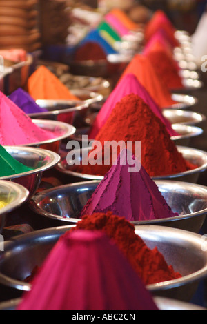 Poudres de couleur vive pour la vente sur le marché de l'Devraja Urs à Mysore, Karnataka, Inde. Banque D'Images