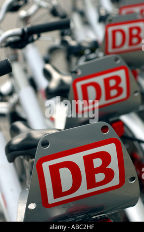 DB logo sur des vélos de location appartenant à la Deutsche Bahn, en Allemagne Banque D'Images