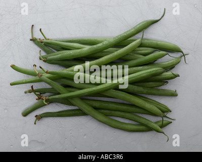 Les haricots verts sur le plan de travail du métal Banque D'Images