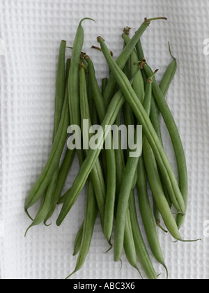 Haricots verts sur serviette blanche Banque D'Images