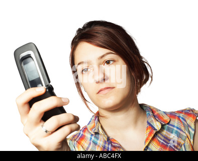 Teenage girl 17 19 ans à sérieusement sur un téléphone cellulaire Banque D'Images