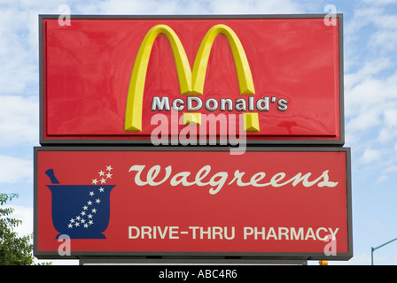 McDonalds et Walgreens signes en USA Banque D'Images