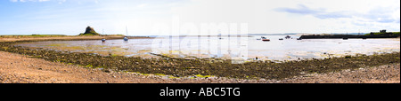 Panorama de l'île Saint port et château de Lindisfarne avec tide out Banque D'Images