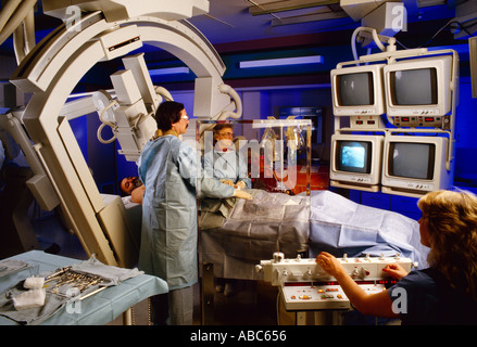 Médical - procédure d'angioplastie de ballon de cathétérisme cardiaque obtient des images de flux sanguin dans les artères autour du cœur Banque D'Images