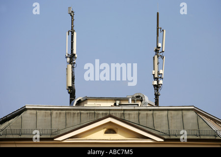 L'émetteur de l'antenne de téléphonie mobile sur un toit mât Banque D'Images