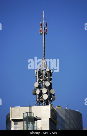 L'émetteur de l'antenne de téléphonie mobile sur un toit mât Banque D'Images