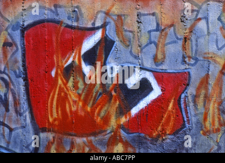 Prague, République tchèque. Drapeau Nazi de graffiti sur le feu (1994) Banque D'Images