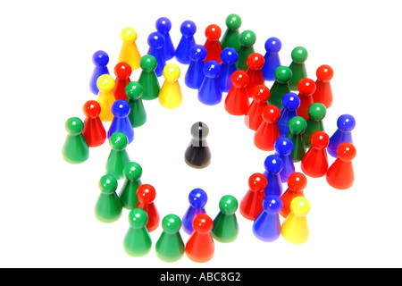 Chinese checker chiffres sont entourant un jeton noir Banque D'Images