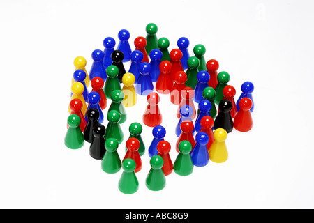 Chinese checker chiffres sont entourant un jeton rouge Banque D'Images