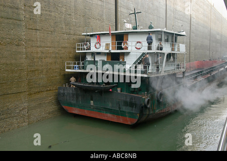 Cargoships Jangzi sur le fleuve dans la serrures Gezhouba près de Yichang, Chine Banque D'Images