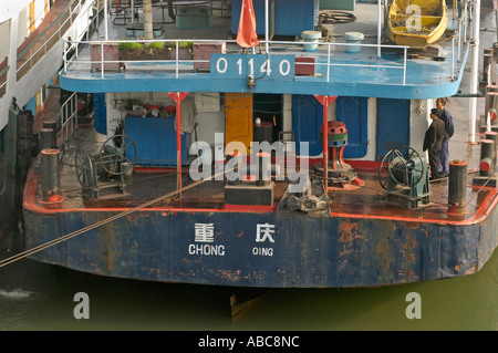 Cargoships Jangzi sur le fleuve dans la serrures Gezhouba près de Yichang, Chine Banque D'Images