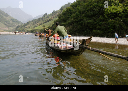 Bateaux de touristes sur la rivière Shennong, Jangtze river, Chine Banque D'Images