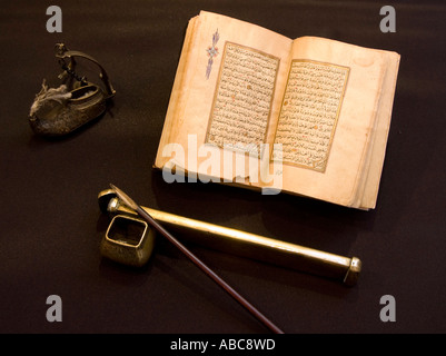 Instruments d'écriture et copie ancienne du Coran Banque D'Images